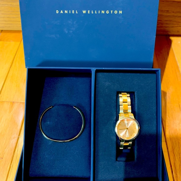 Daniel Wellington Watch - Gold - Picture 2 of 8